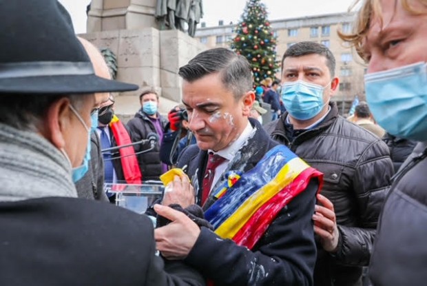 Primarul din Iași, ATACAT cu iaurt de un protestatar, în Piața Unirii. VIDEO