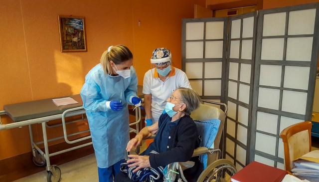 Coronavirus: O italiancă de 108 ani, vaccinată împotriva COVID-19 după ce în mai a fost pozitivă