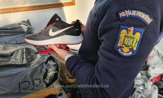 Bunuri CONTRAFĂCUTE descoperite de polițiștii de frontieră
