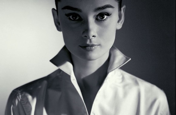 Audrey Hepburn, fiica unei baronese care n-o iubea. În timpul războiului, actriţa mânca bulbi de lalea