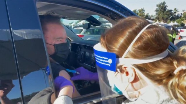 Actorul Arnold Schwarzenegger a anunţat că s-a vaccinat împotriva COVID-19