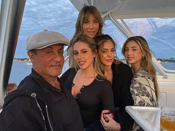 Ce familia frumoasă are Sylvester Stallone! Actorul de 74 de ani și-a scos fetele la o croazieră