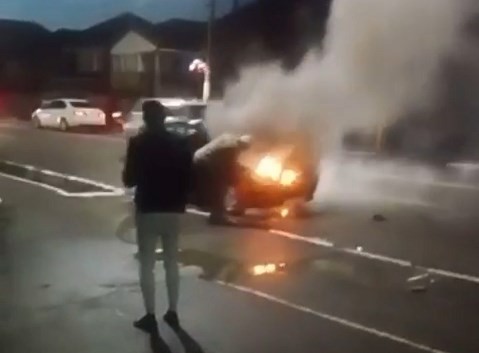 Incendiu în Valu lui Traian. Un autoturism a LUAT FOC. Video