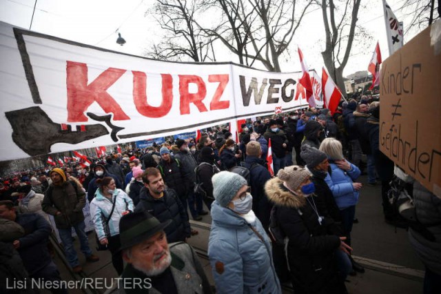 Amenzi la un protest neautorizat împotriva restricţiilor anti-coronavirus la Viena