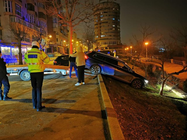 PARCARE 'BOMBASTICĂ': A ajuns cu mașina pe taluzul falezei Esplanada!