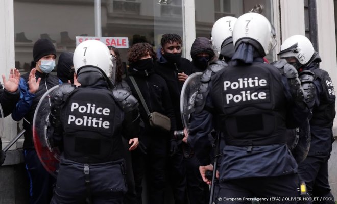 Poliţia din Bruxelles a reţinut cel puţin 200 de persoane la un protest contra măsurilor anti-coronavirus
