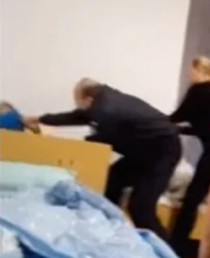 Și-a BĂTUT rivalul după ce l-a prins în PAT cu fosta CONCUBINĂ