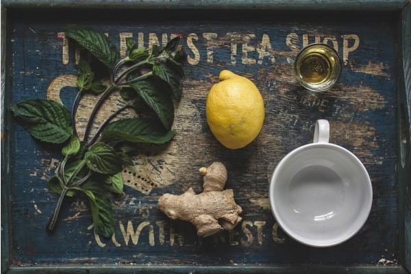 Beneficiile ceaiului de ghimbir sau cum te ajută „aurul din bucătărie“