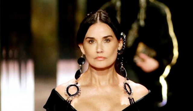 Demi Moore, criticată de admiratori după apariția la Paris Fashion Week: „Ce-ai făcut cu fața ta?”