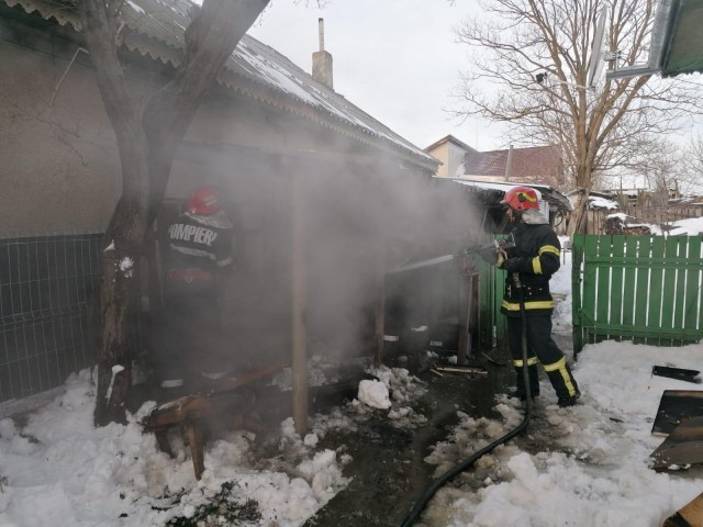 INCENDIU la o anexă gospodărească în localitatea Cataloi