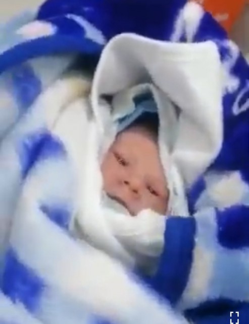 BEBELUȘ NĂSCUT la DOMICILIU, PRELUAT de AMBULANȚĂ, împreună cu mama. VIDEO!