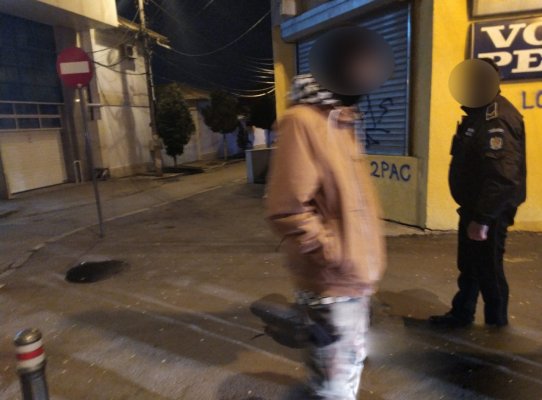 Tineri constănțeni, săltați de polițiștii locali după ce au desenat pe un bloc
