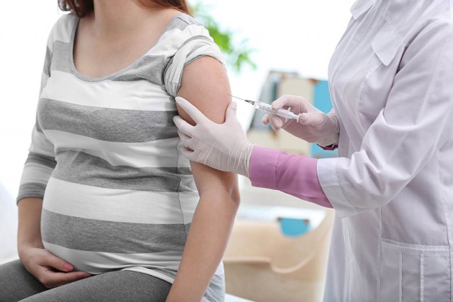 Este permisă imunizarea anti-COVID-19 în cazul femeilor gravide?