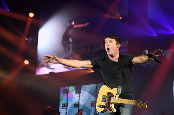 Doi români au spart casa de vacanță a starului britanic James Blunt. Ce i-au furat din vila din Ibiza
