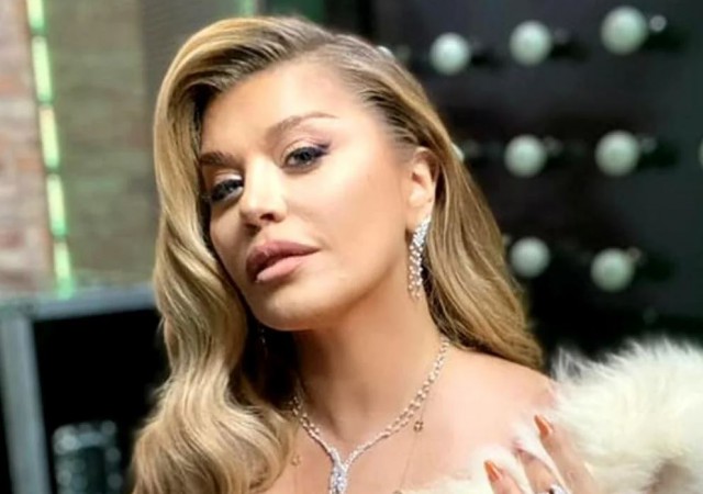 Loredana Groza s-a pozat în cel mai sexy body, în vârf de munte