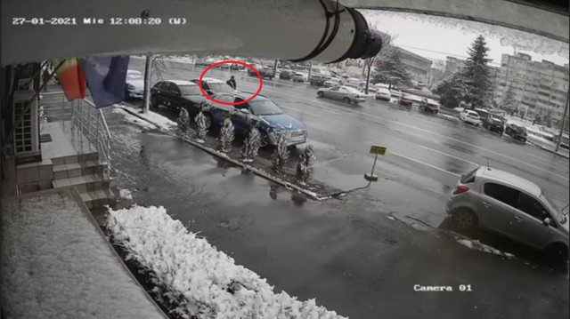 VIDEO! Un CONSTĂNȚEAN a lovit o MAȘINĂ în parcare şi şi-a văzut de drum