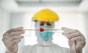 CNSU propune testarea săptămânală a tuturor angajaţilor din infrastructurile critice