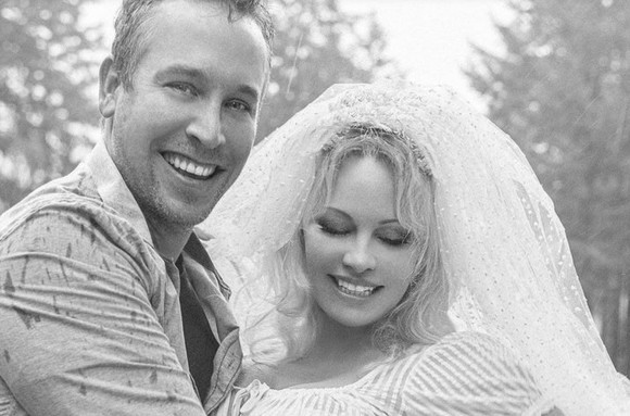 Pamela Anderson a încercat să seducă un alt constructor, înainte de-a începe relaţia cu noul soț