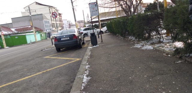 Un ȘOFER grăbit și-a PARCAT mașina în stația de AUTOBUZ