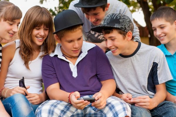 Cum îți ajuți copilul adolescent să slăbească sănătos