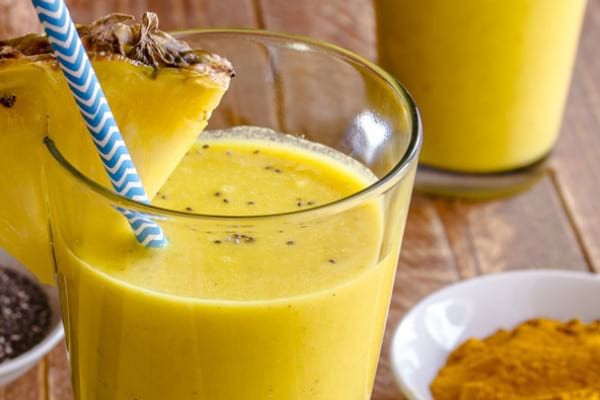 Smoothie cu ananas și turmeric, excelent împotriva simptomelor de răceală