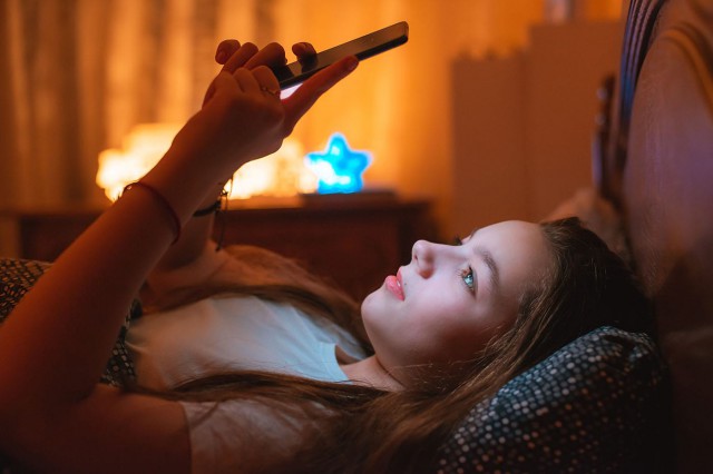 Social media afectează somnul adolescenților. Ce e de făcut?