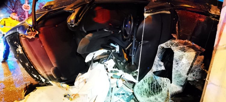 Accident rutier GRAV, cu 3 VICTIME, în Constanţa. O mașină a intrat în stâlp