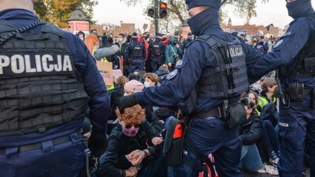Polonia: Proteste după anunţul privind intrarea în vigoare a interdicţiei aproape totale a avorturilor