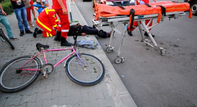 Biciclist, lovit în plin de o mașină, în sensul giratoriu, pe Șoseaua Mangaliei