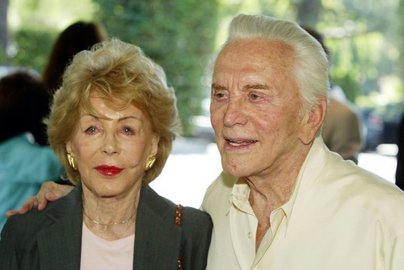 Un an de la moartea lui Kirk Douglas: Anne, soţia lui, îi supravieţuieşte, la 101 ani