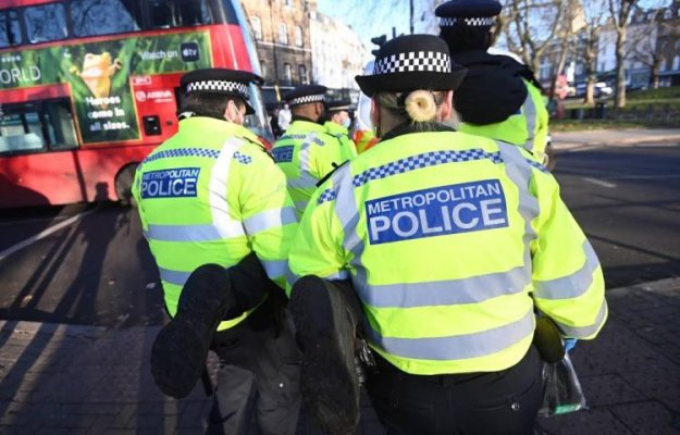 Marea Britanie: Un mort şi 10 răniţi într-o serie de incidente cu cuţite în sudul Londrei