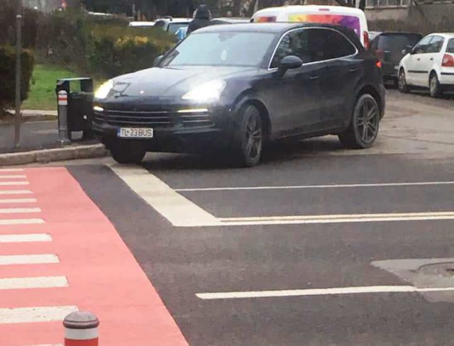 Un cocalar cu PORSCHE a BLOCAT o TRECERE de PIETONI