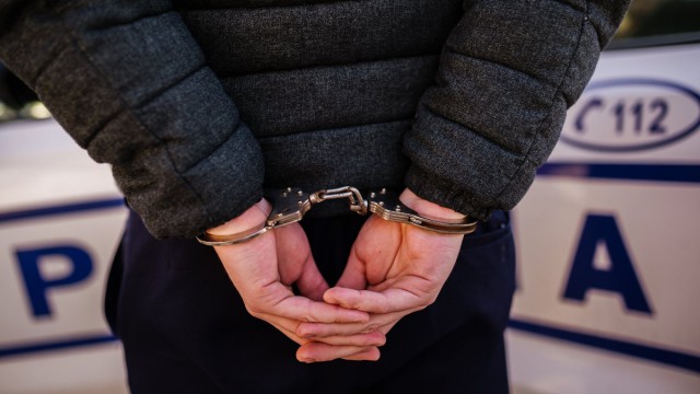 Reținut de polițiști după ce a CONDUS de nenumărate ori FĂRĂ PERMIS