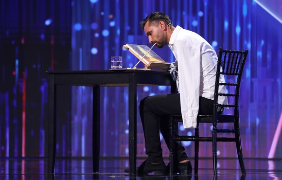 Pictorul fără mâini, din Constanţa, lecție de viață la „Românii au talent”