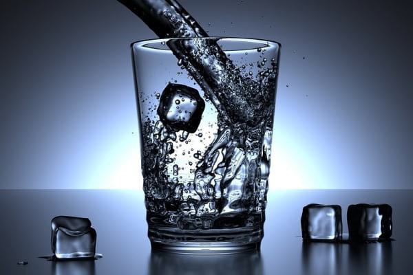 De ce e importantă apa pentru slăbire