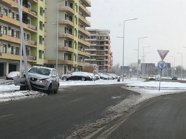Accident în Mamaia Nord: O MAȘINĂ a INTRAT în STÂLP