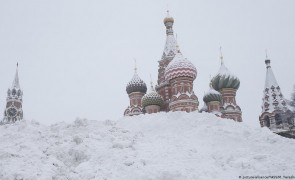 Ninsoarea a 'îngropat' Moscova sub 56 de centimetri de zăpadă