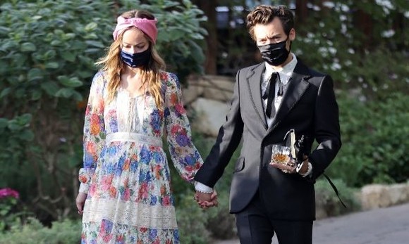 Olivia Wilde, fericită în brațele lui Harry Styles, noul ei iubit