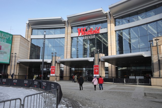 Polonia redeschide hotelurile, cinematografele şi teatrele pentru o perioadă de probă