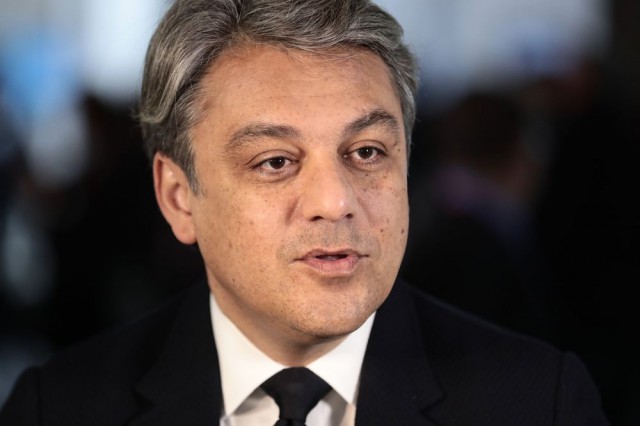 Şeful Renault spune că se luptă zilnic să îşi asigure suficiente cipuri pentru ca fabricile să funcţioneze