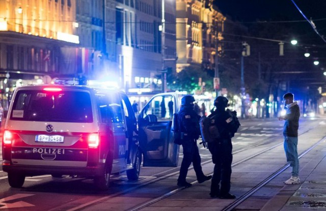 Austria: Familiile unor victime ale atentatului de la Viena au depus plângeri împotriva statului austriac