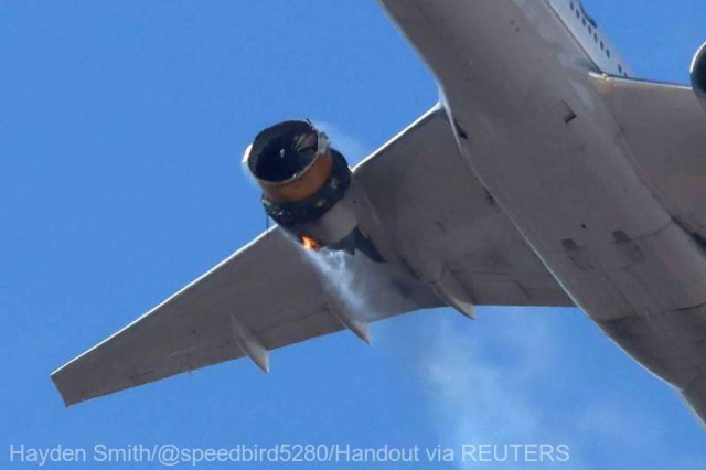 SUA: Un Boeing 777 a aterizat la Denver după explozia unui motor, resturi într-o zonă rezidenţială