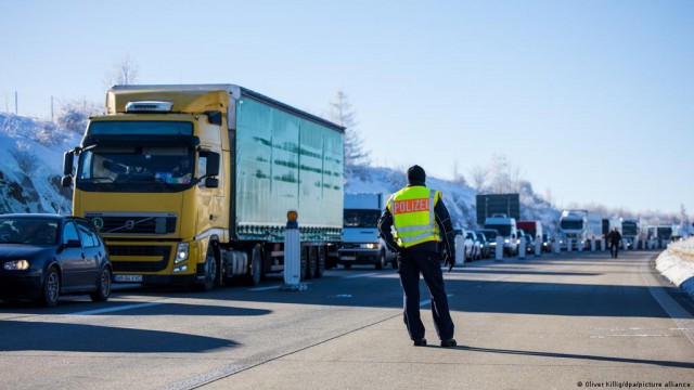 Cozi de kilometri pe autostrăzile din Cehia la graniţa cu Germania, din cauza noilor restricţii