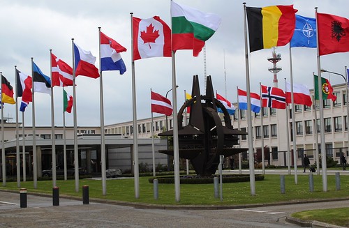 Miniştrii apărării din NATO, decişi să extindă misiunea de pregătire din Irak