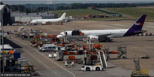Olanda: O persoană rănită şi maşini avariate de bucăţi de metal căzute în urma exploziei motorului unui avion