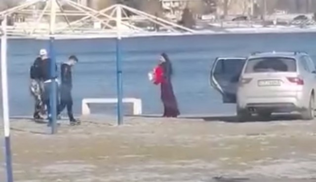 VIDEO! Nu i-a mai PLĂCUT PLAJA din Constanţa şi s-a PROPTIT cu BMW-ul pe MALUL unui LAC din Tulcea