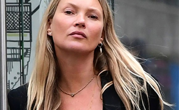 Sora lui Kate Moss face striptease pe Internet și vinde poze cu ea în pielea goală