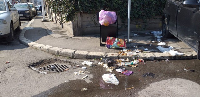 Pe str. George Enescu MIROASE de-ți mută NASUL