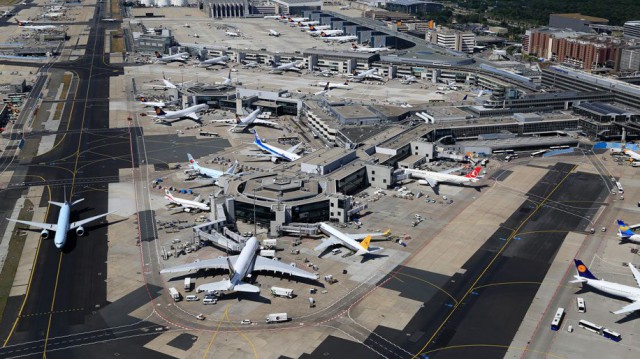 Zboruri anulate sau întârziate după observarea unor drone pe aeroportul din Frankfurt
