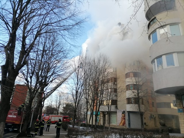 VIDEO! INCENDIU DEVASTATOR într-un apartament din CONSTANȚA: o FEMEIE a SĂRIT de la ETAJUL 6